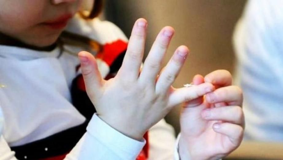 Fetiţă de 9 ani în stare gravă, după ce a fost lovită cu sălbăticie de mamă cu bătătorul de covoare