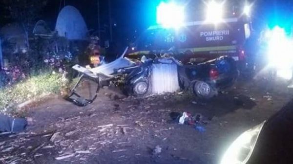 Accident cumplit în Galați: Doi tineri au murit, iar altul este în stare critică 