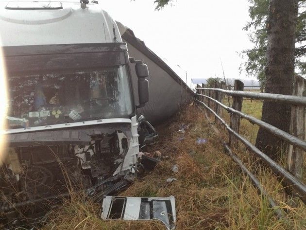 Accident cumplit. Un TIR cu 20 de tone de parchet s-a răsturnat peste o mașină