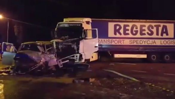 Accident crunt între un TIR și un microbuz cu pasageri
