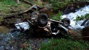 Mașină căzută într-o râpă de aproape 100 de metri. Trei victime