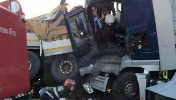 Două TIR-uri s-au ciocnit violent, lângă Caransebeș