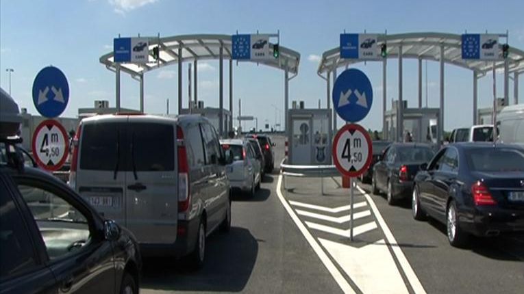 Nervi întinşi la maxim: coloană de 15 kilometri la Vama Nădlac II 