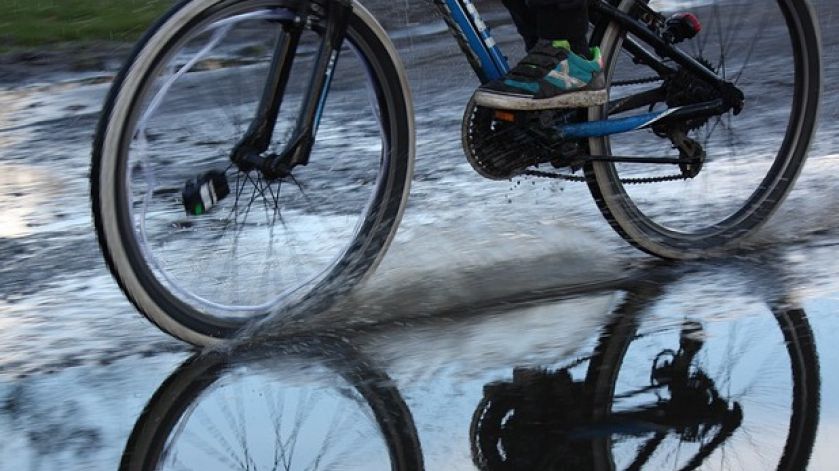 Vremea rea face noi victime în Timiș! Biciclist mort, după ce a fost aruncat de vânt în faţa mașinii