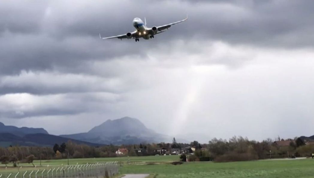 VIDEO DRAMATIC. Aterizare ratată pe furtună: avionul atinge pista apoi decolează din nou, în Austria