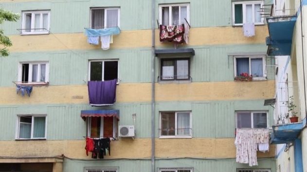 AMENZI URIAŞE pentru uscatul rufelor la vedere, în balcon, şi pentru bătutul covoarelor