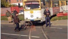 Accident şocant în Arad. Un tramvai a lovit un tânăr aflat pe pista de biciclete