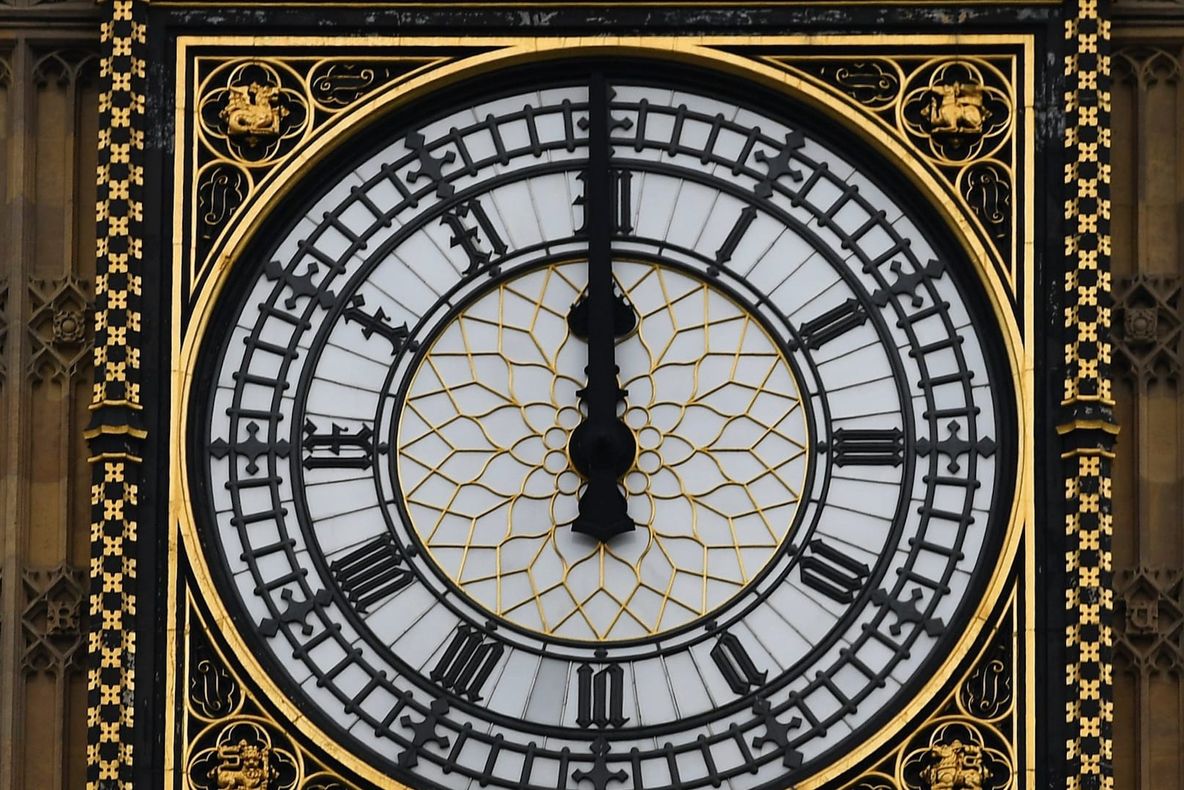 Big Ben rupe tăcerea, sporadic și cu erori