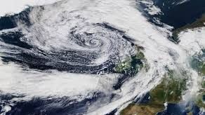 Marea Britanie, în stare de alertă înaintea sosirii furtunii Brian