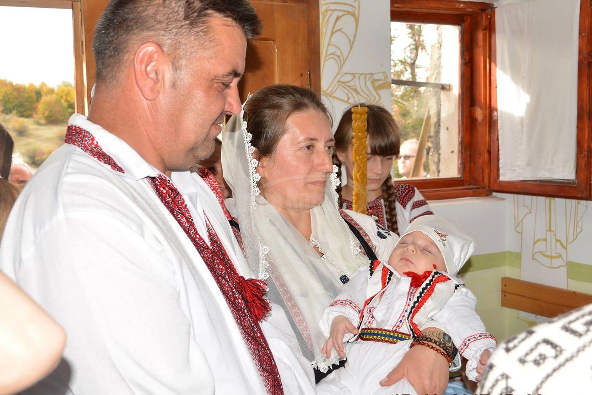 Cel mai tânăr locuitor al satului unde oamenii trăiesc ca strămoşii daci, botezat de un poliţist