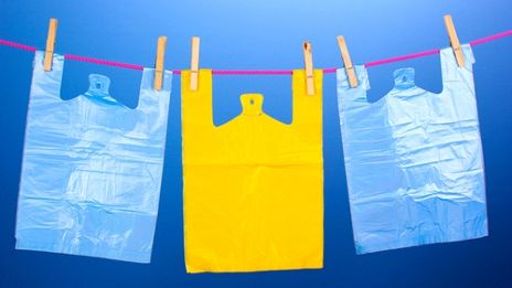 Pungile din plastic, INTERZISE în România. Amenzi URIAŞE pentru folosirea lor