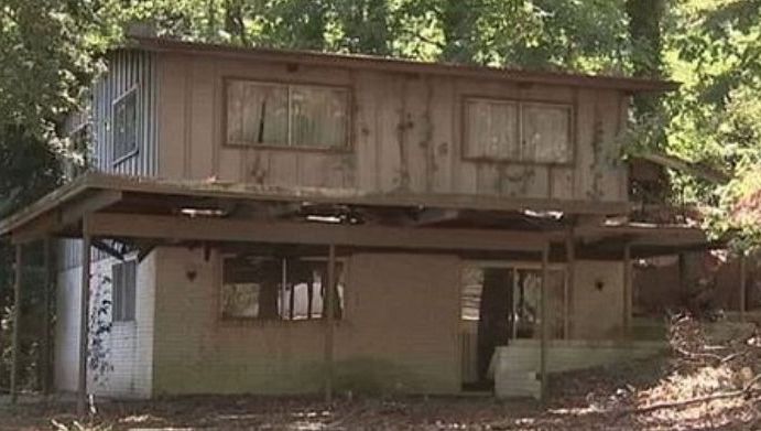 A găsit o casă dărăpănată în pădure, uitată de lume. A intrat şi...ŞOC! A rămas marcat pe viaţă