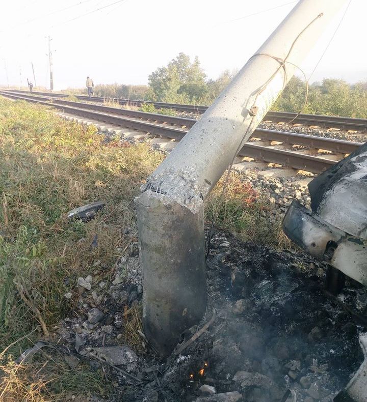 Mașină în flăcări pe calea ferată! Traficul rutier și cel feroviar, oprite în județul Bacău