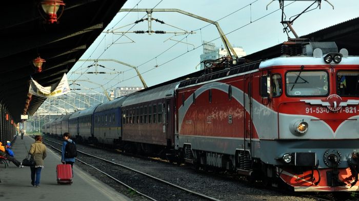 Clipe de groază pentru pasagerii unui tren, în Gara de Nord: locomotiva a sărit de pe şine!