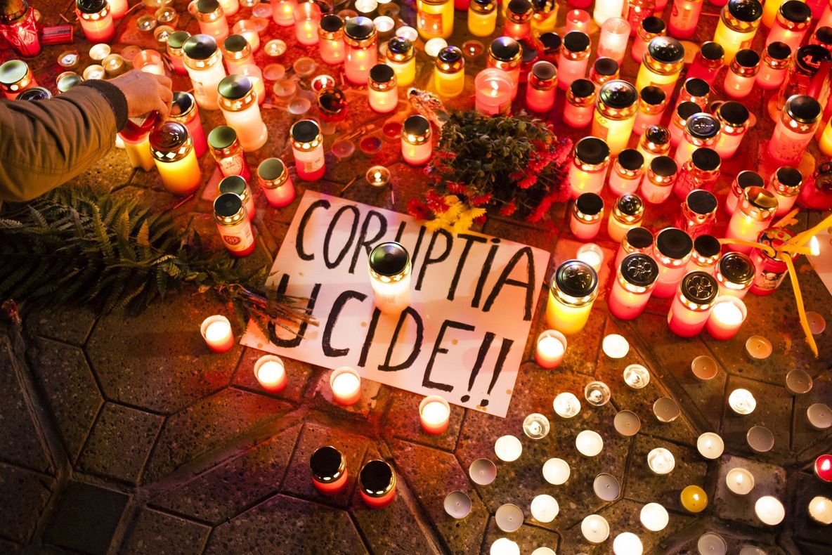 #COLECTIV. Să nu uităm. Slujbă de comemorare pentru victime, în faţa clubului 