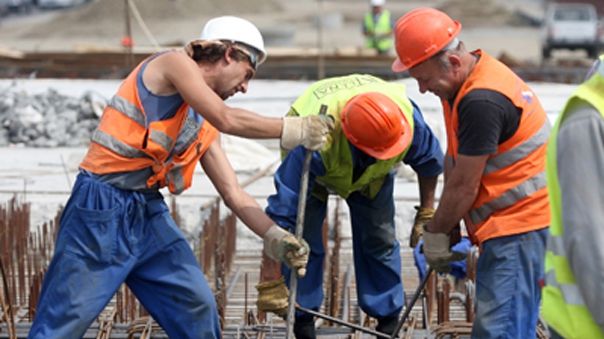 Un muncitor a murit după ce a căzut de pe acoperișul unei clădiri