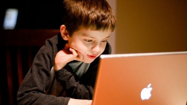 E oficial! Cont pe reţelele de socializare, doar cu acordul părinţilor  