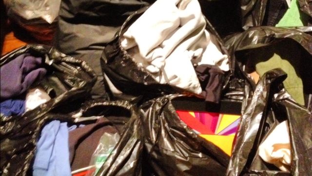 O femeie a găsit la gunoi o haină. Când a căutat în buzunar a înlemnit 