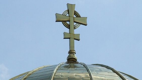 Când NU trebuie să-ţi faci cruce. Chiar e bine să te închini când treci pe lângă biserici?