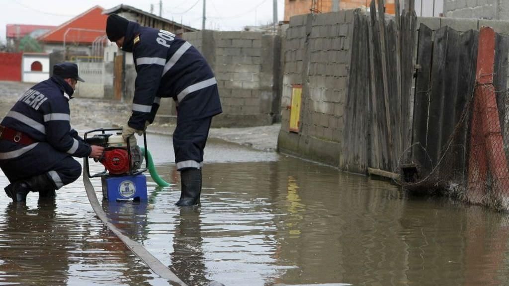 Inundații și avarii electrice înregistrate în mai multe județe și București