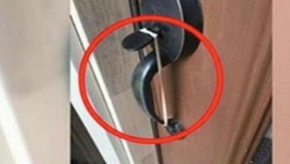 Dacă gasești asta pe clanța ușii, sună imediat la poliție! Hoții de apartamente au o nouă metodă