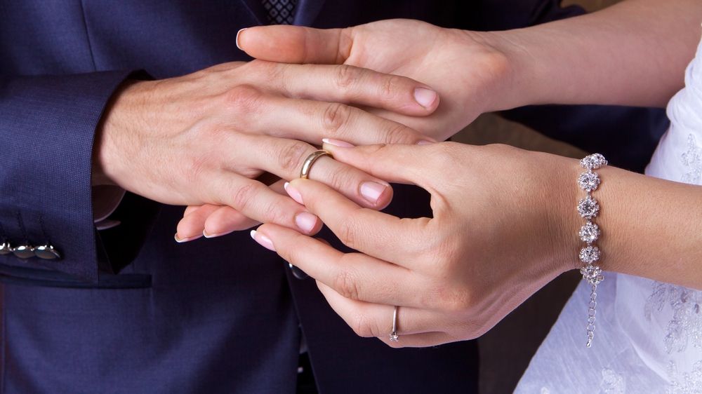 De ce nu este bine să porți verigheta pe degetul mijlociu. Este mare păcat și duce la...