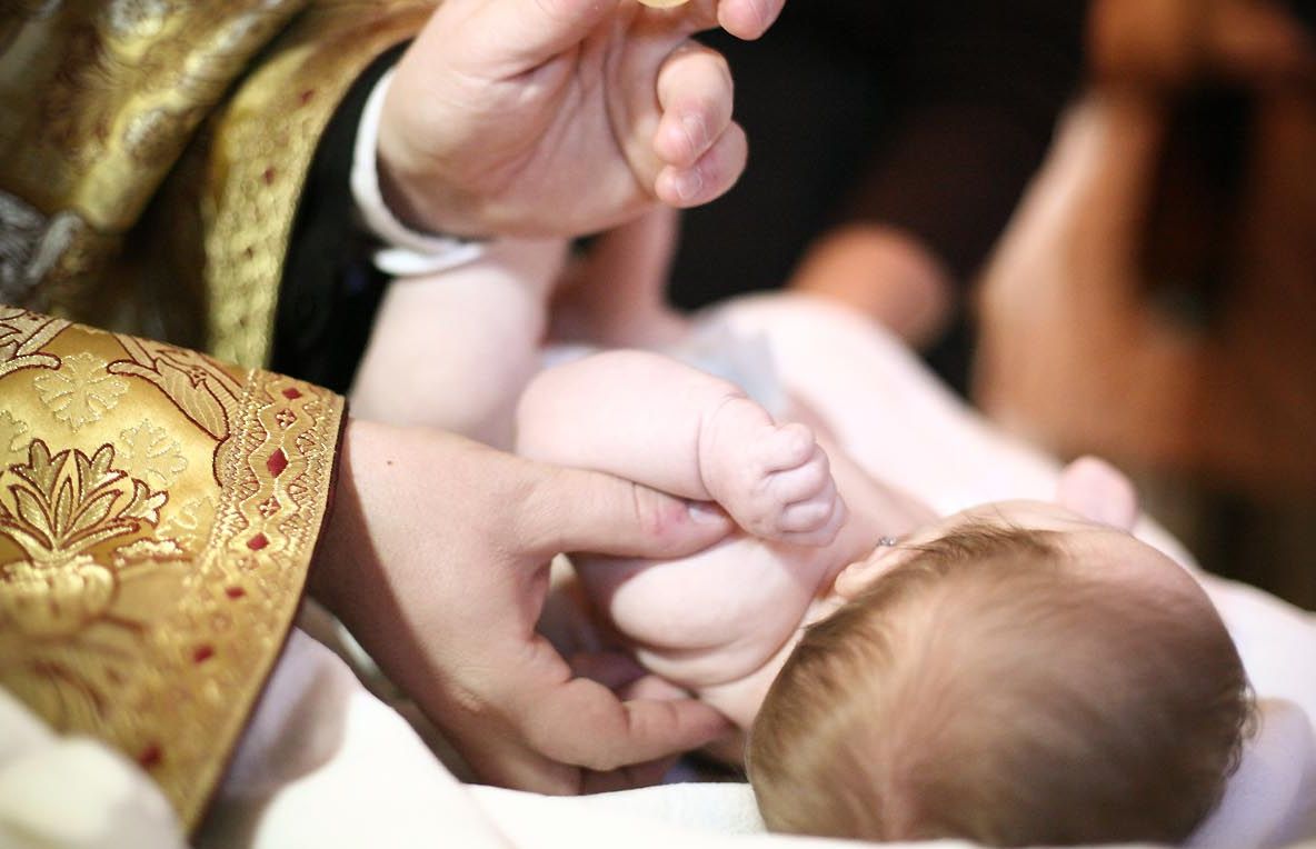 Câte nume se pun copiilor la botez? Preoții explică unde greșesc părinții