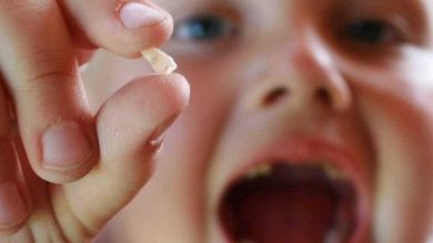 Nu aruncați dinții de lapte ai copiilor! Pot fi salvatori de vieți