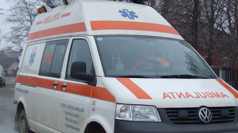 A chemat ambulanța și le-a spus medicilor că ar fi căzut într-un cuţit. Ce au descoperit poliţiştii