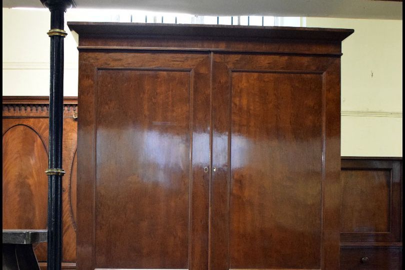 A cumpărat un dulap vechi de la anticariat și a descoperit un raft secret. "Nu mi-a venit să cred"