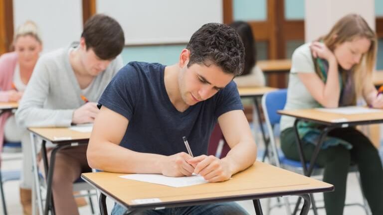 DOCUMENT. Lista materiilor la care se susţin lucrări de evaluare semestrială în anul şcolar 2017-201