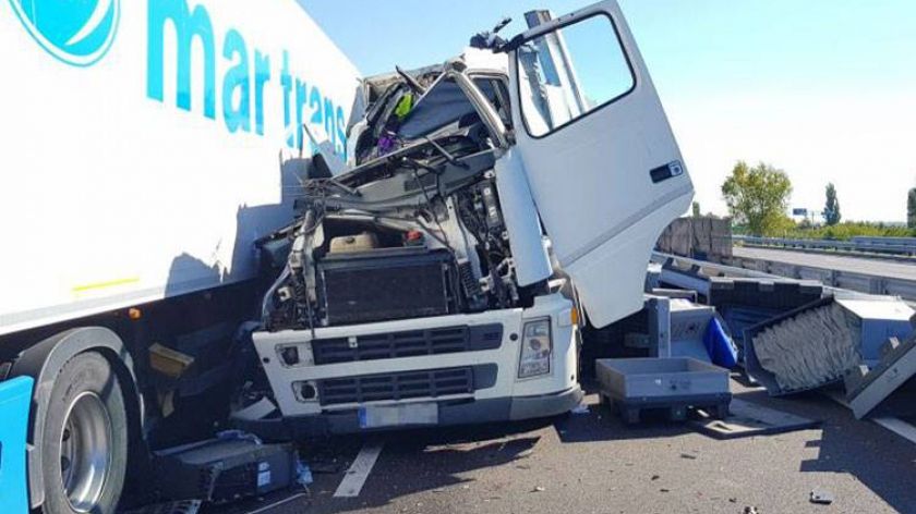 Un autocar care transporta polițiști maghiari, lovit în plin de un TIR îmatriculat în Arad: 2 morți