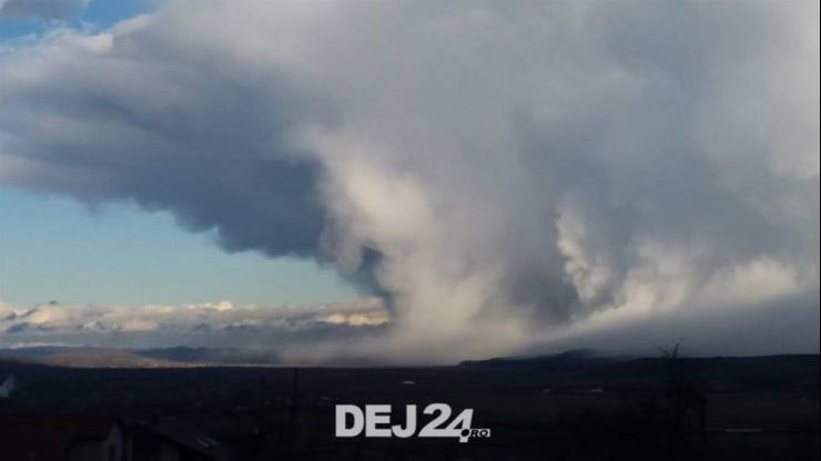Fenomen meteorologic spectaculos, surprins lângă Dej(VIDEO)