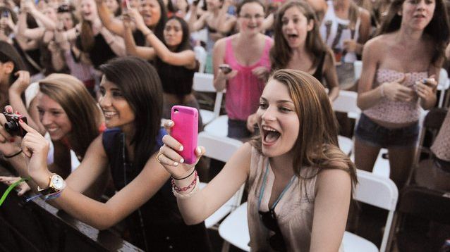 A ţipat la un concert până i-au cedat plămânii: Cum a fost posibil aşa ceva? Medicii sunt socaţi