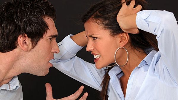 Şi-a prins iubita când făcea amor cu altul, în camera de hotel. A scos telefonul şi a filmat totul