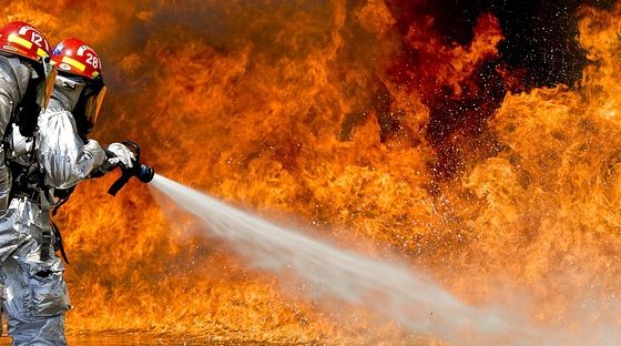 Incendiu violent la o hală din Prahova