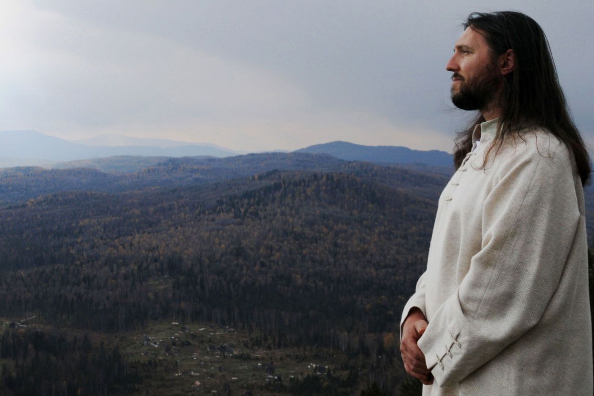 Acest bărbat susține că este reîncarnarea lui Iisus pe Pământ! Este urmat de mii de oameni