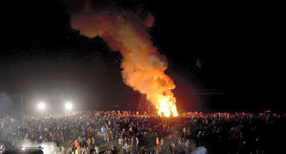 Mii de oameni, inclusiv celebrități, participă la tradiționala sărbătoare "Focul lui Sumedru"