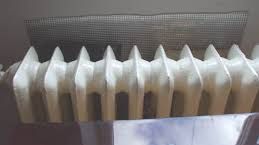 Pune o folie de aluminiu în spatele caloriferului. Trucul care te ajută să faci economie