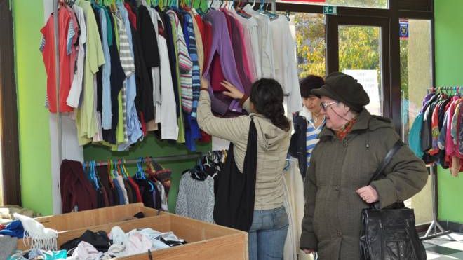 Pericolele la care se expun cei care cumpără haine de la second hand
