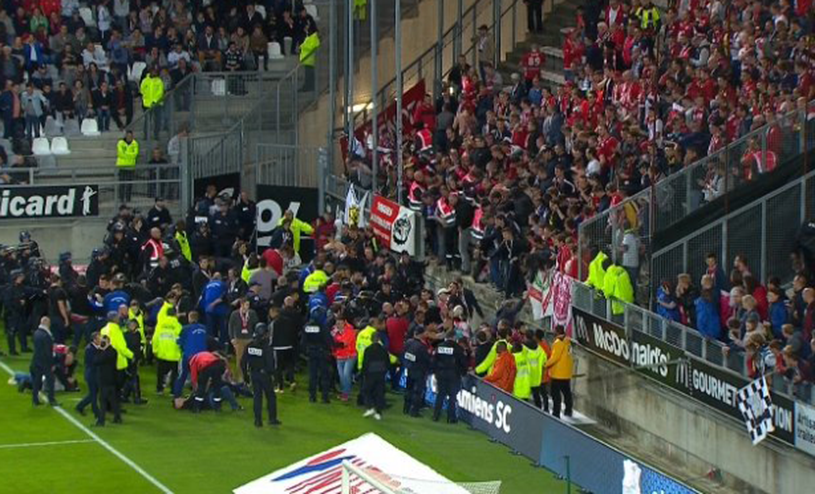 Momente şocante în Franța. Balustrada tribunei s-a prăbușit peste oameni, fanii - striviți