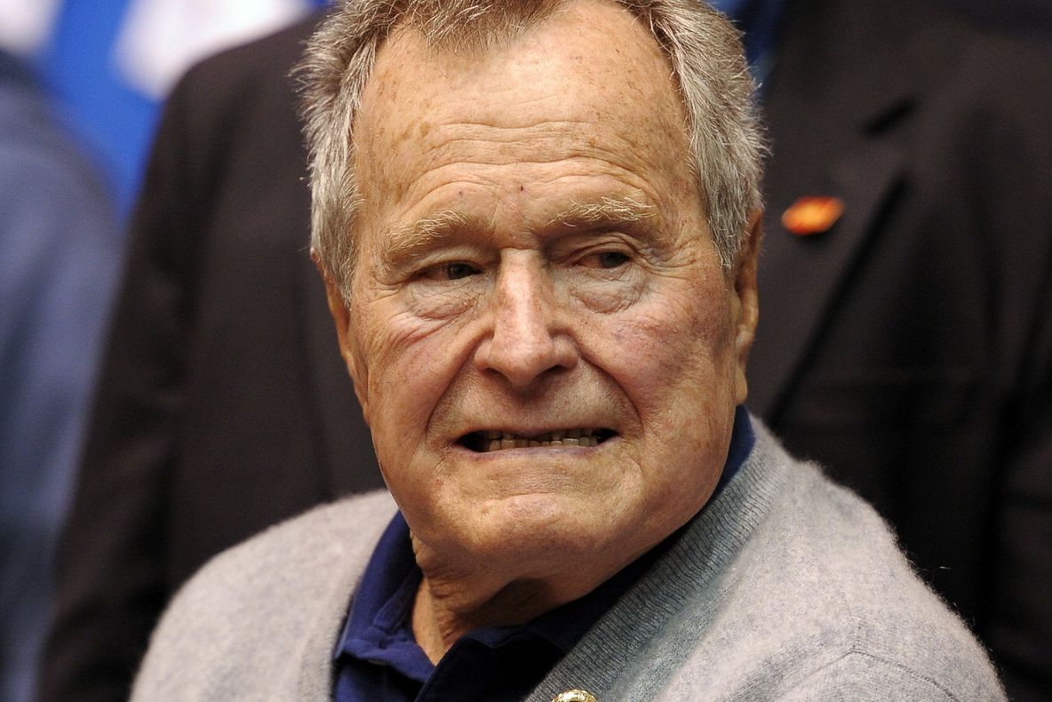 Fostul președinte american Bush și-a cerut scuze, după ce a fost acuzat de hărțuire sexuală