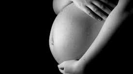 Dosar penal pentru o gravidă din Constanța, infectată cu COVID-19. Tânăra a ieșit la plimbare cu prietenele