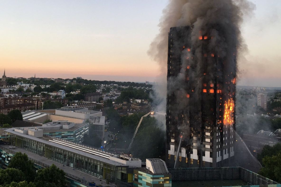 Imaginea care a îngrozit toată Londra. Ce a apărut la geamurile blocului care a ars acum 3 luni