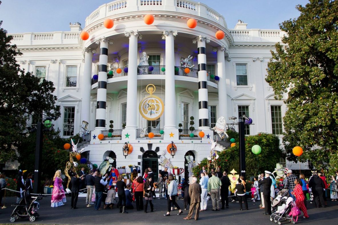 Halloween la Casa Albă. Cum și-a primit Donald Trump oaspeții care au venit cu colindul de Halloween
