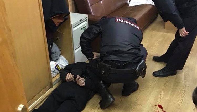 O cunoscută jurnalistă din Rusia, critică la adresa lui Putin, înjunghiată în propria redacție