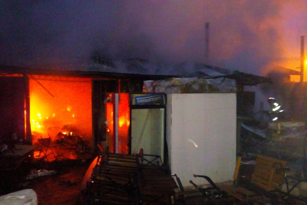 Incendiu puternic la un depozit din Iași. Șase mașini de pompieri au intervenit