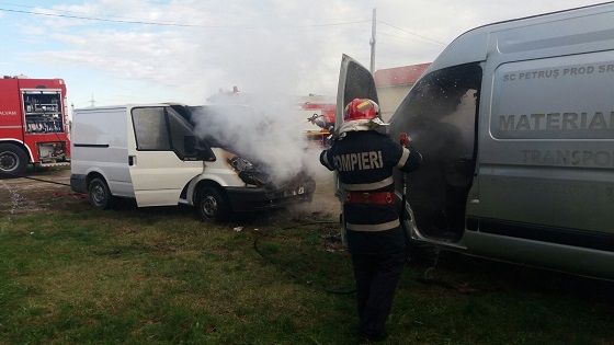 Două autoutilitare în flăcări într-o localitate din Olt! Autoritățile intervin de URGENȚĂ 