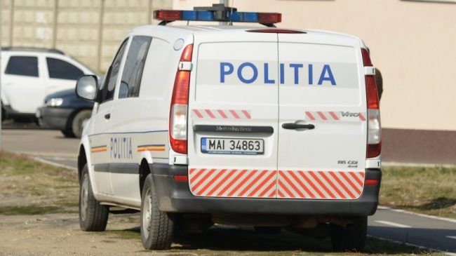Crimă înfiorătoare. Un bărbat şi-a ucis cu bestialitate vecinul, apoi s-a culcat în cealaltă cameră