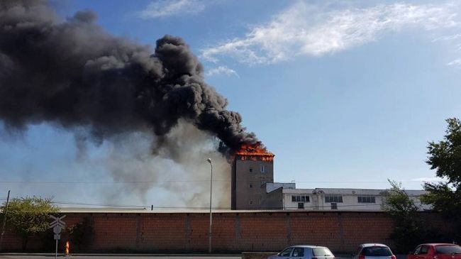 Incendiu puternic la o brutărie din Oradea! O persoană a ajuns la spital